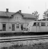 Forsa järnvägsstation. En Hilding Carlsson rälsbuss på spåret.