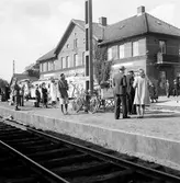 Klippan järnvägsstation. Bilden tagen i samband med elektrifieringen av banan 1943. På spåret syns två Hilding Carlsson rälsbussar.