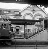 Alvesta järnvägsstation. På spåret står ett D-lok.