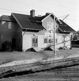 Gårdsjö järnvägsstation.
Skylt på dörr: Väntsal.