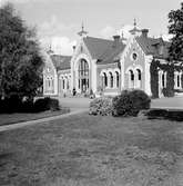 Hudiksvall järnvägsstation sedd från gatusidan.