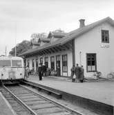 Statens Järnvägar, SJ Y01. På plattformen står resande och en stins.