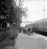 Mjölby station. Många resande på plattformen.