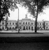 Stationshuset fotografetat från gatusidan. Stationen öppnad 3 juli 1866 och renoverades 1919.