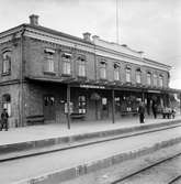 Stationen anlades 1888. Tvåvånings stationshus i tegel . På plattformen står en stins.