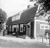 Resenärer på Skruvs station som är anlagd 1874. Stationshuset nybyggdes efter en brand 1927.