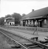 Olskrokens station. Ett första stationshus 1877. Det revs 1929 och ersattes av ett nytt, alldeles intill det äldre. Stationen öppnades 1876 för godstrafik och 1881 för persontrafik