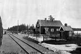 Hållplats anlagd 1927. Envånings stationshus i trä, sammanbyggt i vinkel med godsmagasinet.