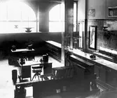 Nya resebyrån i Berlin. På väggen hänger en Sverigekarta.