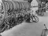 Cyklar upphängda och uppställda vid centralstationen.