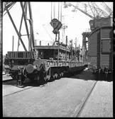 Specialtransport av pappersmaskin. Lossningsarbete i Värtahamnen