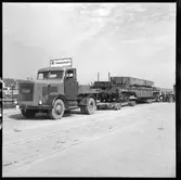 Statens Järnvägar, SJ Sdu 100403. Specialtransport till Ortviken pappersbruk. Fundament för slipmaskin. Vagnbjörn för vägtransport
