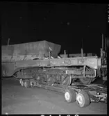 Statens Järnvägar, SJ Sdu 100403. Specialtransport till Ortviken pappersbruk. Fundament för slipmaskin. Vagnbjörn för vägtransport