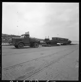 Statens Järnvägar, SJ Sdu 100403. Specialtransport med vagnbjörn. Fundament för slipmaskin till Ortviken pappersbruk