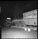 Statens Järnvägar, SJ Sdu 100403. Specialtransport till Ortviken pappersbruk. Fundament för slipmaskin. Vagnbjörn för vägtransport