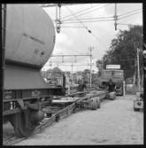 Statens Järnvägar, SJ Q12 506064 tankvagn. Vagnbjörn med dragfordon. Lastning av tankvagn.