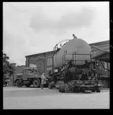 Kaelble lastbil med vagnbjörn lastad med tankvagn SJ Q12 506064.