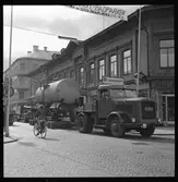 Kaelble lastbil med vagnbjörn lastad med tankvagn SJ Q12 506064.