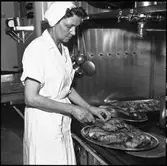 Statens Järnvägar, SJ Ro3. Sunlit Nights Land Cruises (SNLC) -tåget. Personal i restaurangvagnen.