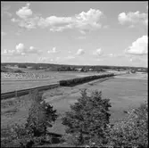 Persontåg med F-lok på linjen vid Norsholm.