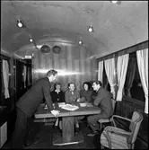 Statens Järnvägar, SJ So3 3945. Resande i salongen.  
SJ salongsvagn användes som representationsvagn av SJ:s generaldirektörer och abonnerades av företag. Gick ett tag som konferensvagn med texten Konferens på tåg på sidan. 
Littererades Ao3 vid leverans men littera ändrades till So3 1956. Vagnen användes även i det så kallade Dollartåget. Vagnen finns bevarad på Sveriges Järnvägsmuseum.