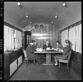 Statens Järnvägar, SJ So3 3945. Konferensrummet i Generaldirektörsvagnen. 
SJ salongsvagn användes som representationsvagn av SJ:s generaldirektörer och abonnerades av företag. Gick ett tag som konferensvagn med texten 'Konferens på tåg' på sidan. 
Littererades Ao3 vid leverans men littera ändrades till So3 1956. Vagnen användes även i det så kallade Dollartåget. Vagnen finns bevarad på Sveriges Järnvägsmuseum.