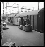 Ilgodsmagasinet Centralstationen i Stockholm. Trucktransporter till tågen. Gaffeltruck lastar godsvagn.