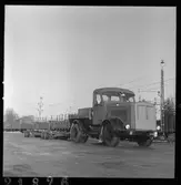 Lastbil SJ 13385. Dragfordon av märket Kaelble med vagnbjörn.