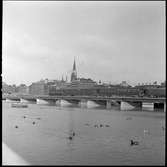 Historik: Statens Järnvägar SJ D-lok med personvagnar på Centralbron.