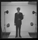 Fotografering av man som bär sommaruniformen för stationsinspektor och tågklarerare.