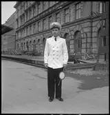 En tågklarerare ansvarar för att tidtabellen och tågordningen hålls och är den som bedömer vilka åtgärder som bör göras vid avvikelser i tågtrafiken. På tågklarerare har sommar uniform på sig.