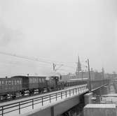 Statens Järnvägar SJ 1856-1956. 100-årsjubileum.  Tåg med gamla lok och vagnar på Södra Järnvägsbron på sträckan mellan  Mälarstrand och Riddarholmen.