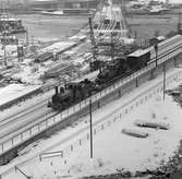 Statens Järnvägar SJ 1856-1956. 100-årsjubileum. Tåg med gamla lok och vagnar vid Södra Järnvägsbron på sträckan mellan Riddarholmen och Mälarstrand. Bergslagernas Järnvägar BJ K 27.