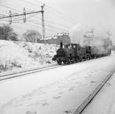 Statens Järnvägar SJ 1856-1956. 100-årsjubileum.Tåg med gamla lok och vagnar vid Tomteboda.