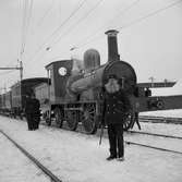 Statens Järnvägar SJ 1856-1956. 100-årsjubileum. Tåg med gamla lok och vagnar vid Tomteboda.