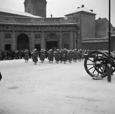 Statens Järnvägar SJ Driftvärn går högvakt vid Kungliga slottet.