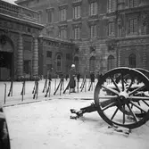 Statens Järnvägar SJ Driftvärn går högvakt vid Kungliga slottet.