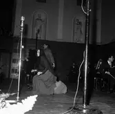 Jubileums avslutning i Konserthuset.. Skådespelare i föreställningen.  En liten tablå.