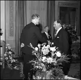 Generaldirektör Erik Upmark tar emot gåvor från Sydkraft, VEGETE-bolagen, SAL, Sv. Turisthot Riksförbund.