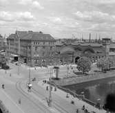 Centralstation i Malmö. Malmö station med stationshus ombyggt längst till höger och artonhundratanittiotals stabila byggnad längst till vänster.