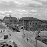 Centralstation i Malmö. Malmö station med stationshus ombyggt längst till höger och artonhundratanittiotals stabila byggnad längst till vänster.