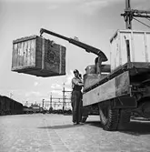 SL AB TRANSPORT.Avlastning med lyftkran.