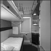 Statens Järnvägar, SJ WLAB06. Inredning och utrustning i sovkupé. Sovkupé med två bäddade sängar.