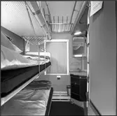 Statens Järnvägar, SJ WLAB06. Inredning och utrustning i sovkupé. Sovkupé med tre bäddade sängar.