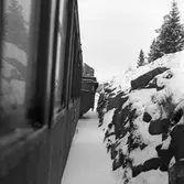 Statens Järnvägar, SJ 100019 Q23. Godsvagn med långt isärdragna balkar och 4800mm bredd. Vikt 100 ton. Transport av stator från ASEA, Västerås till Biskopskulla.