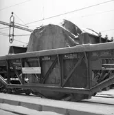 Statens Järnvägar, SJ 100019 Q23. Godsvagn med långt isärdragna balkar och 4800mm bredd. Vikt 100 ton. Transport av stator från ASEA, Västerås till Biskopskulla.