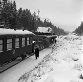 Statens Järnvägar, SJ 100019 Q23. Godsvagn med långt isärdragna balkar och 4800mm bredd. Vikt 100 ton. Transport av stator från ASEA, Västerås till Biskopskulla.