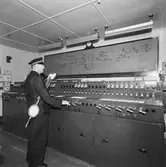 Tågklarerare i ställverk.