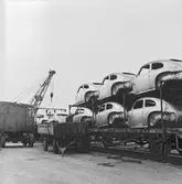 Göteborg. Lossning av Volvo-chassier.