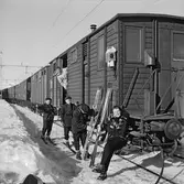 Statens Järnvägar, SJ Tåghem på uppställningsspåret i Björkliden. Resenärer vid skidvagn. Skidvagnen är SJ F1 25594 följd av en SJ F7 dusch och  tork samt två SJ Ao1b.